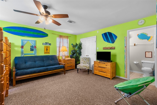 carpeted living room featuring ceiling fan