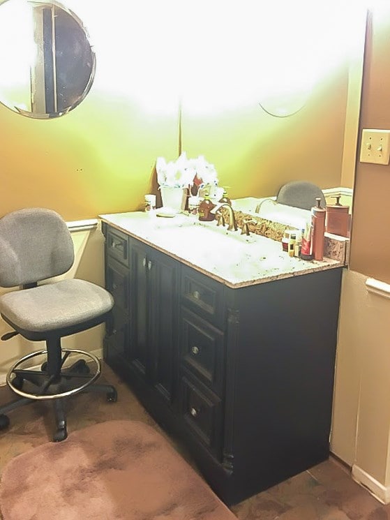 bathroom with vanity