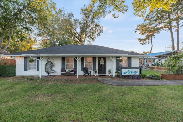 single story home featuring a porch and a front lawn