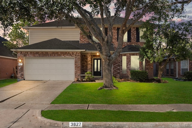 view of front of property featuring a lawn