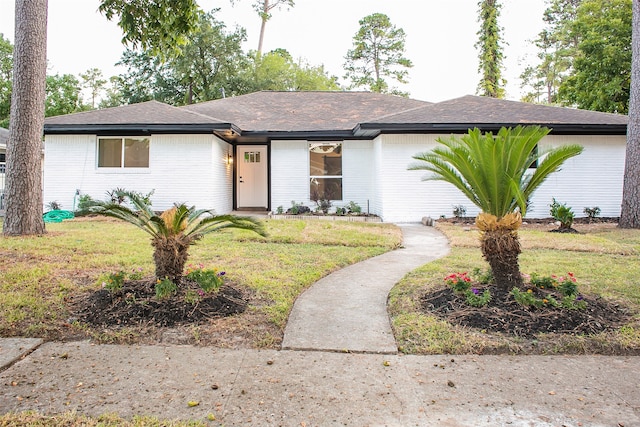 single story home featuring a front yard