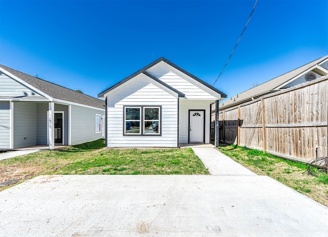 view of front of home featuring a front yard