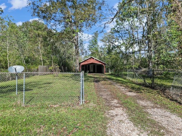 view of yard with an outbuilding