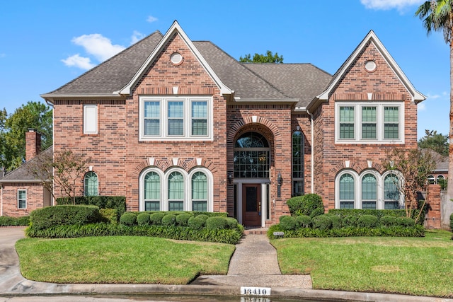 view of front of house featuring a front lawn