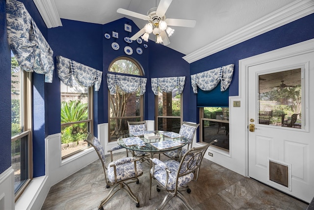 sunroom with ceiling fan