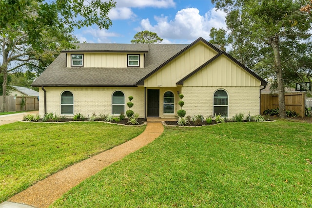 view of front of house featuring a front yard