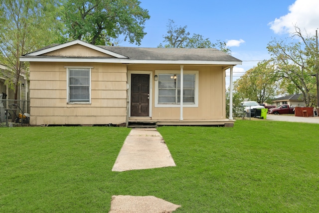 view of front facade with a front yard