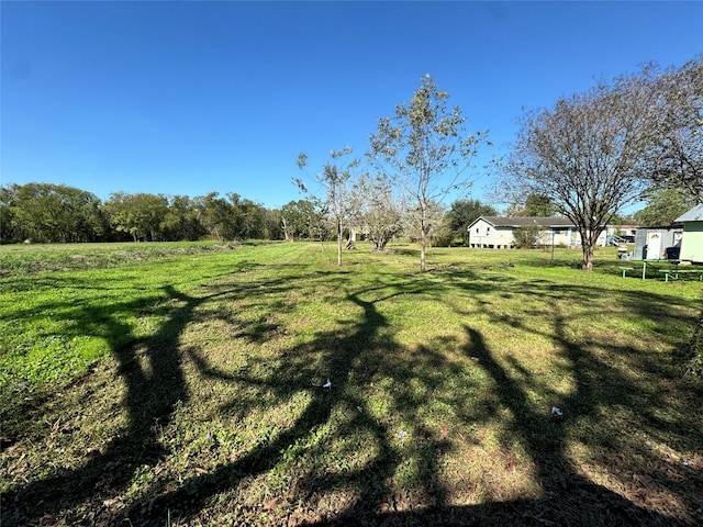 Listing photo 2 for 506 2nd St, Eagle Lake TX 77434