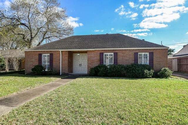 ranch-style home with a front lawn