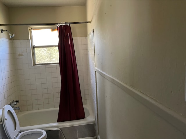 bathroom featuring toilet and shower / tub combo