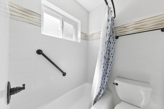 bathroom featuring toilet and shower / tub combo