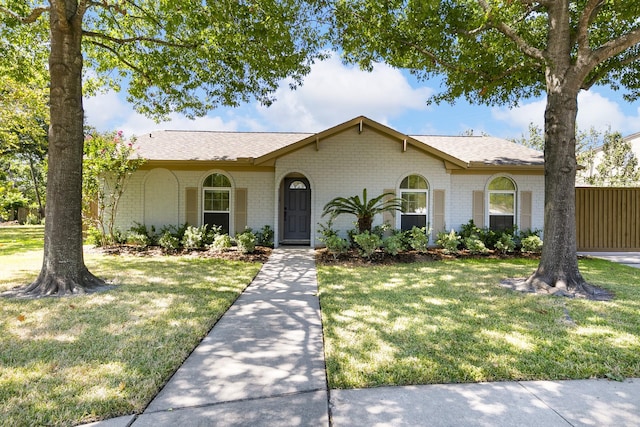 single story home with a front lawn