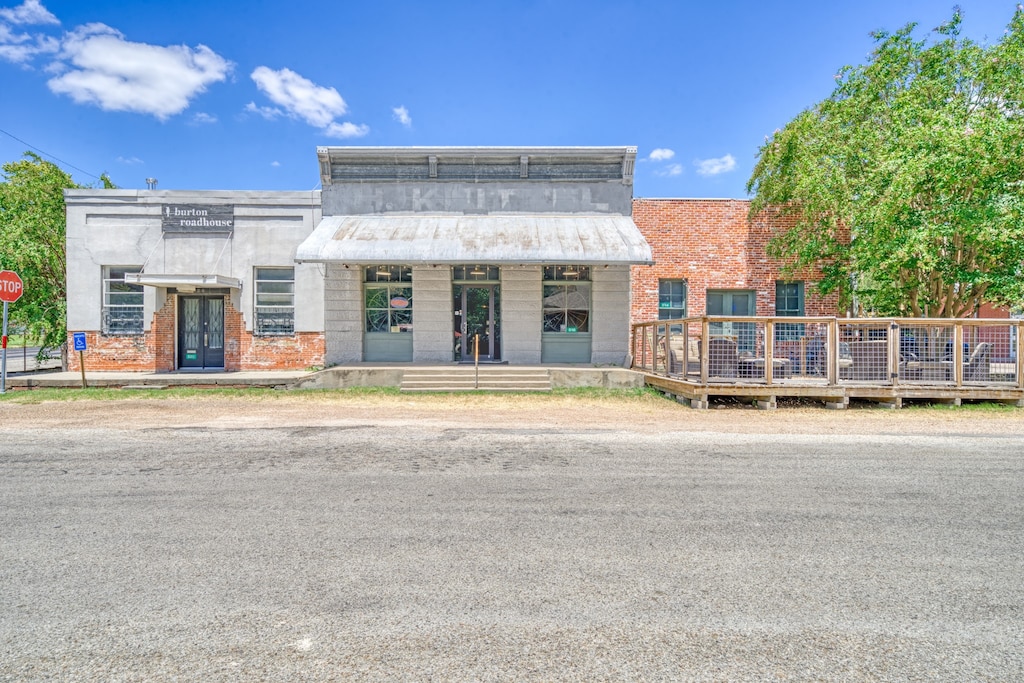 514 N Railroad St, Burton, TX 77835