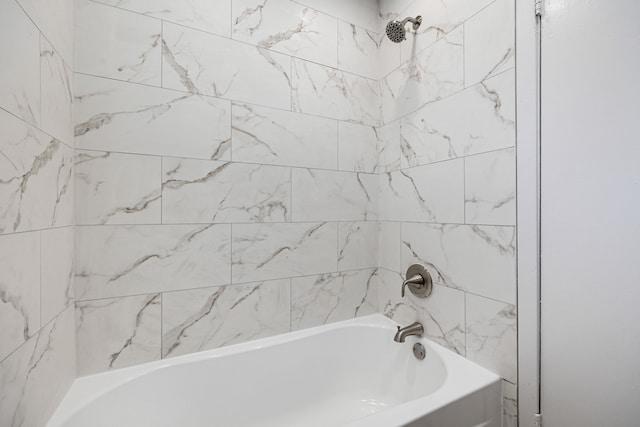 bathroom with tiled shower / bath combo