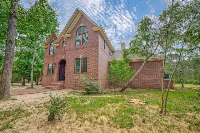 view of front of house featuring a front lawn