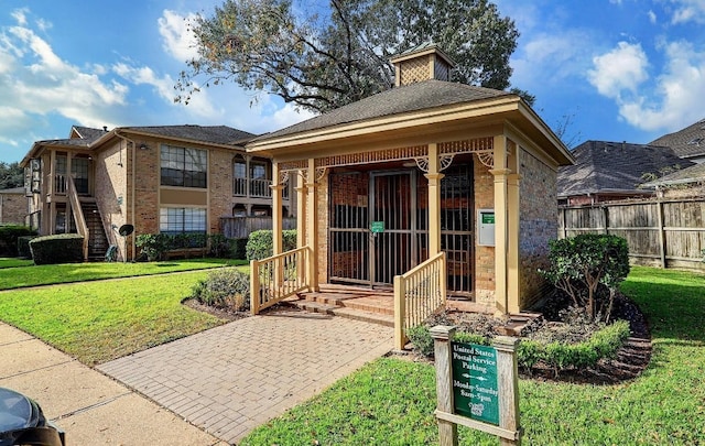 view of front facade featuring a front yard