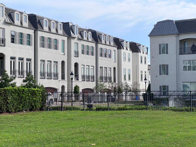 view of property's community featuring a yard