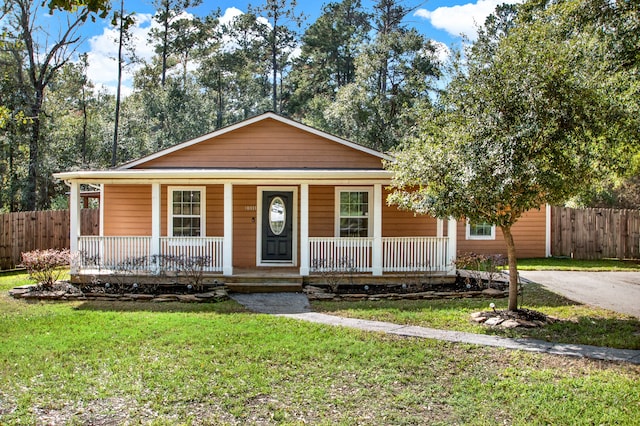 view of front facade featuring covered porch and a front yard