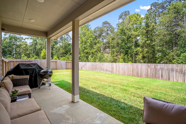 view of yard featuring outdoor lounge area and a patio