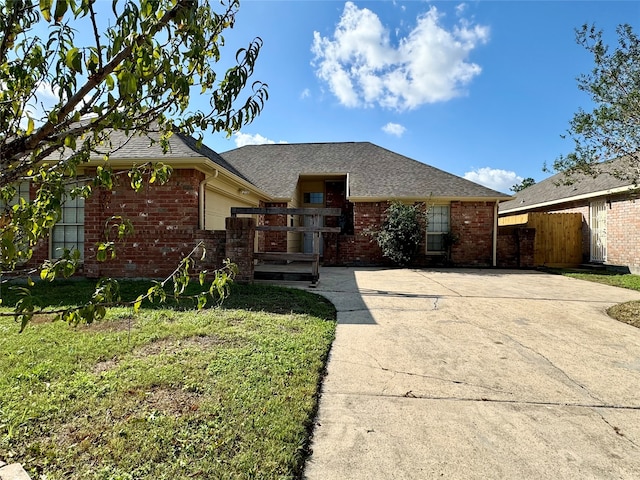 single story home featuring a front lawn