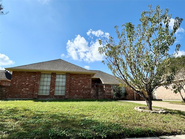 ranch-style home with a front yard