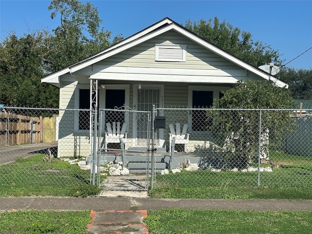 bungalow featuring a front lawn