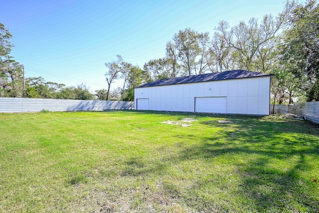 view of yard with an outdoor structure