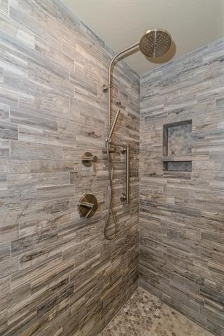 bathroom featuring a tile shower