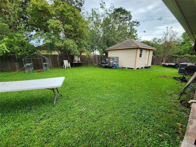 view of yard with a storage shed