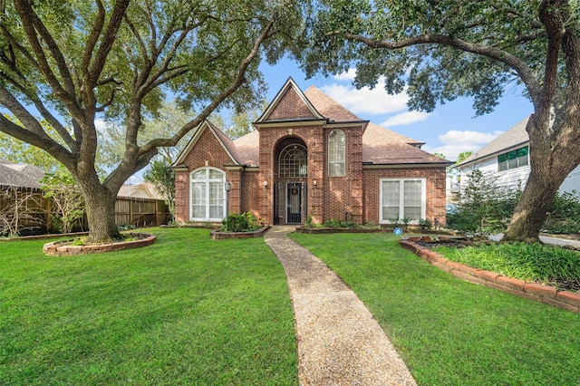 view of front property featuring a front yard