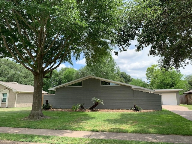 view of front of home featuring a front lawn and a garage