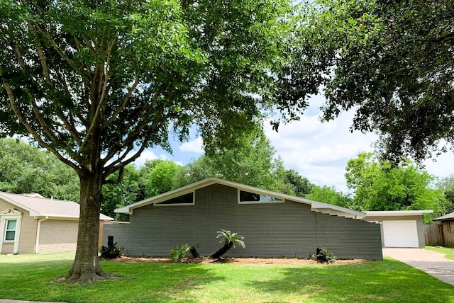 view of front of home featuring a garage and a front lawn