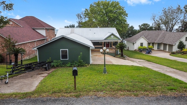 view of front of property featuring a front lawn