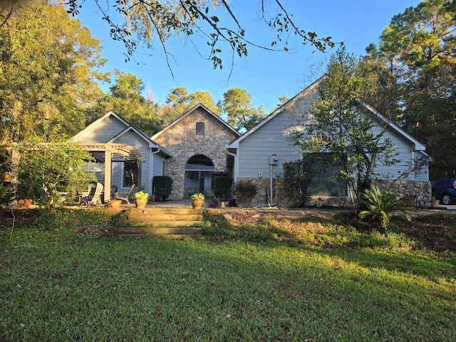 view of front of house featuring a front lawn