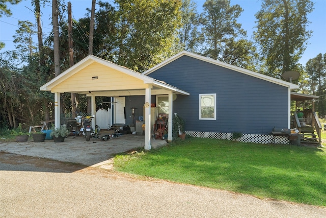 view of front of house featuring a front lawn