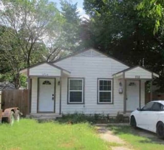 view of front of house with a front lawn