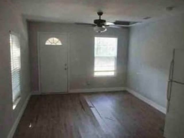 foyer entrance with dark wood-type flooring and ceiling fan