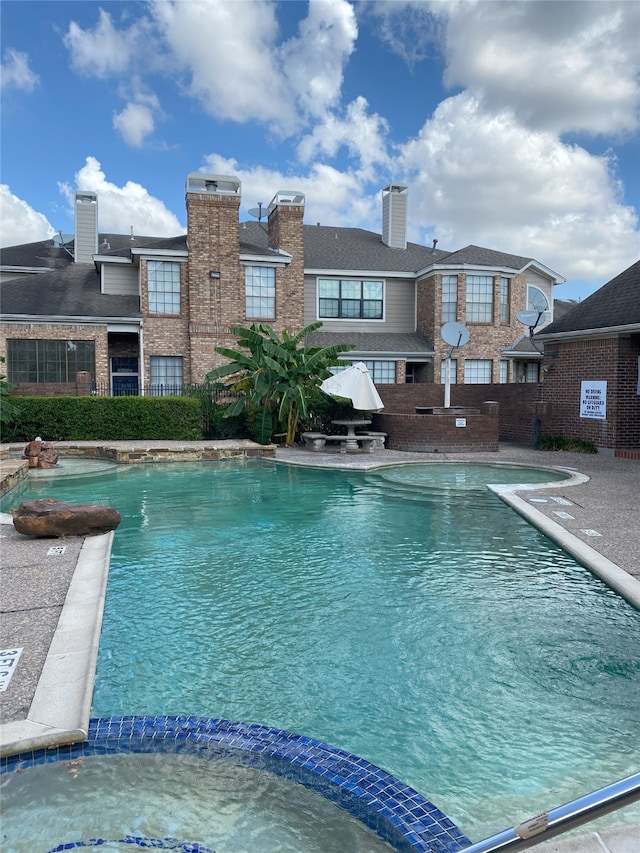 view of swimming pool