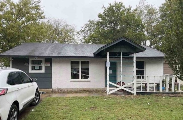 view of front of house with a front yard