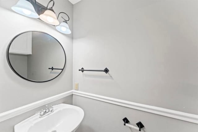 bathroom featuring sink