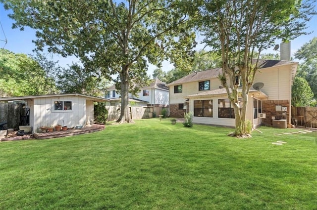 view of yard featuring an outbuilding