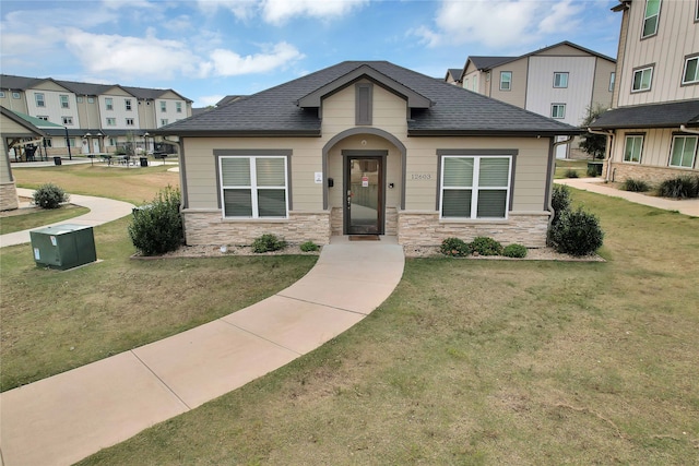 craftsman-style home featuring a front yard