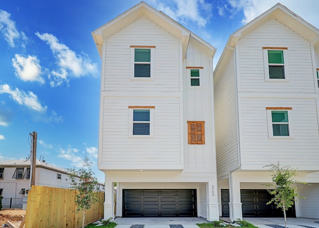 view of front facade featuring a garage