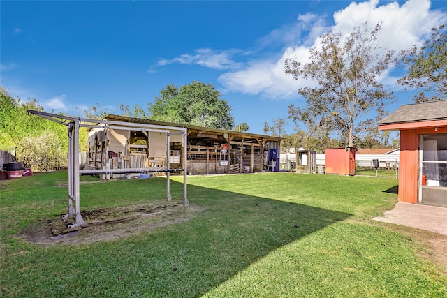 view of yard featuring an outdoor structure