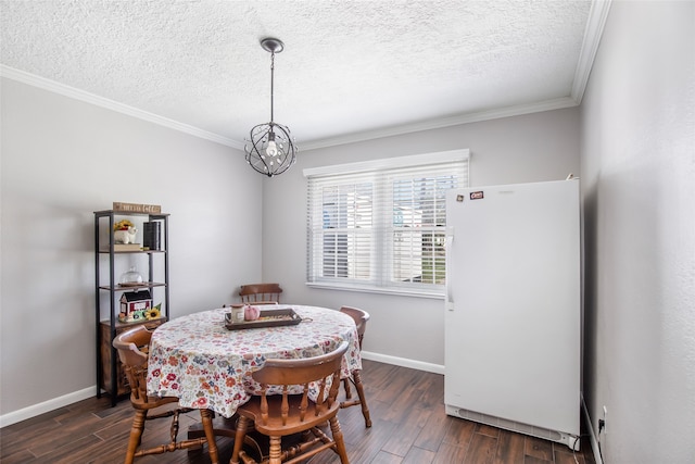 dining area featuring dark hardwood / wood-style floors, a textured ceiling, crown molding, and a notable chandelier