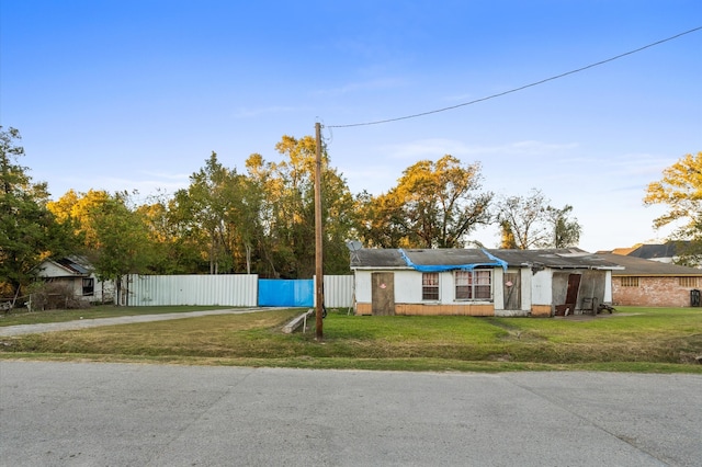 ranch-style home featuring a front lawn