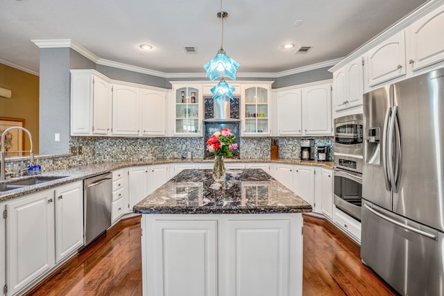 kitchen featuring dark hardwood / wood-style flooring, a center island, sink, and stainless steel appliances