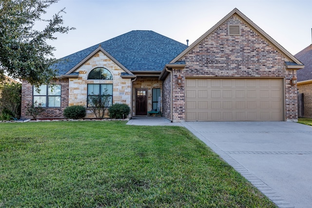 view of front facade featuring a garage and a yard