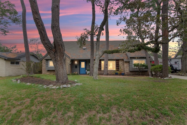 view of front facade with a lawn