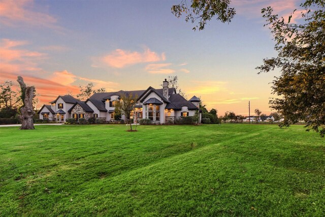 view of front of house featuring a lawn